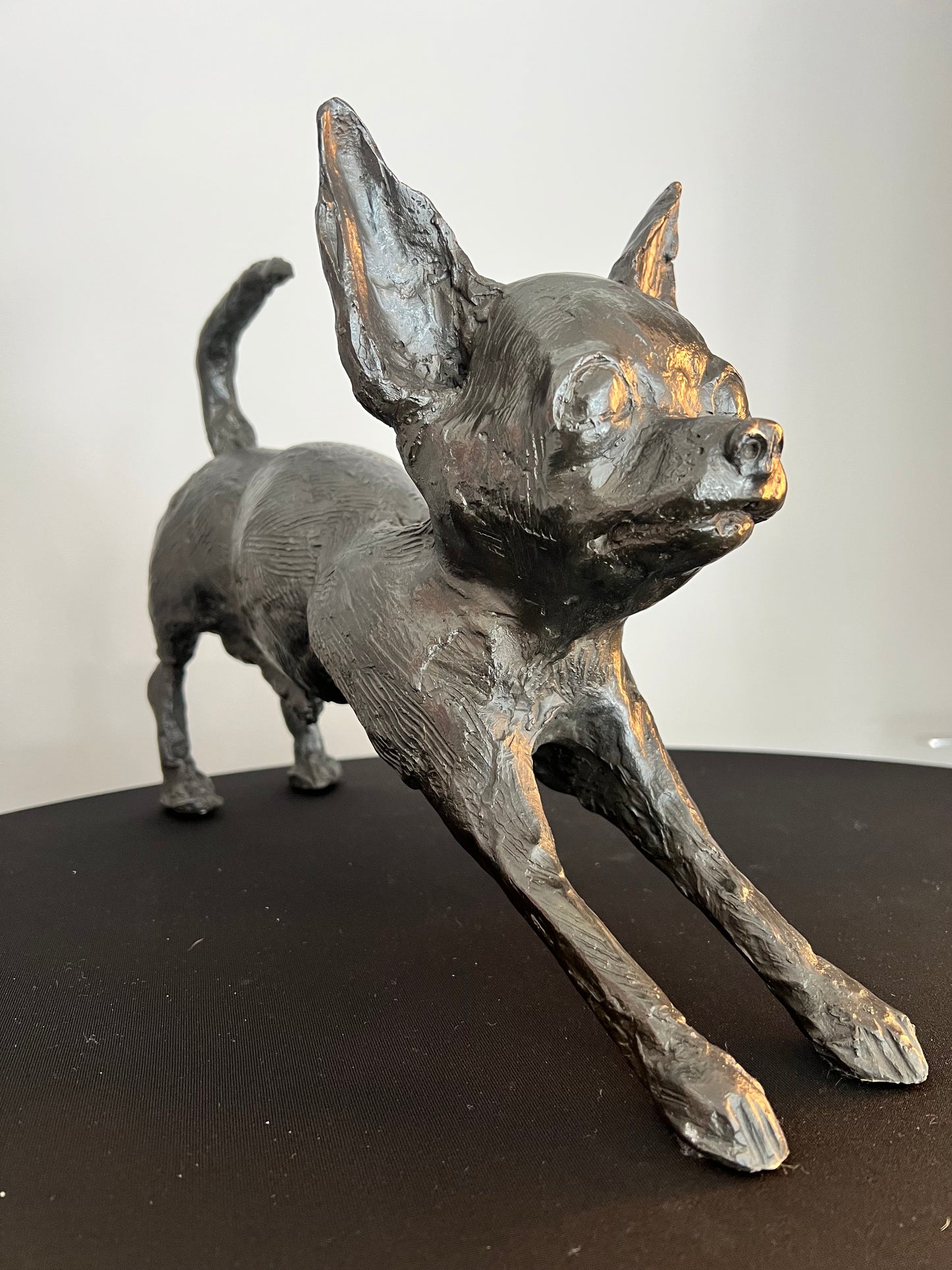 : "Chihuahua bronce patinado - Detalle de acabado artístico y firma"