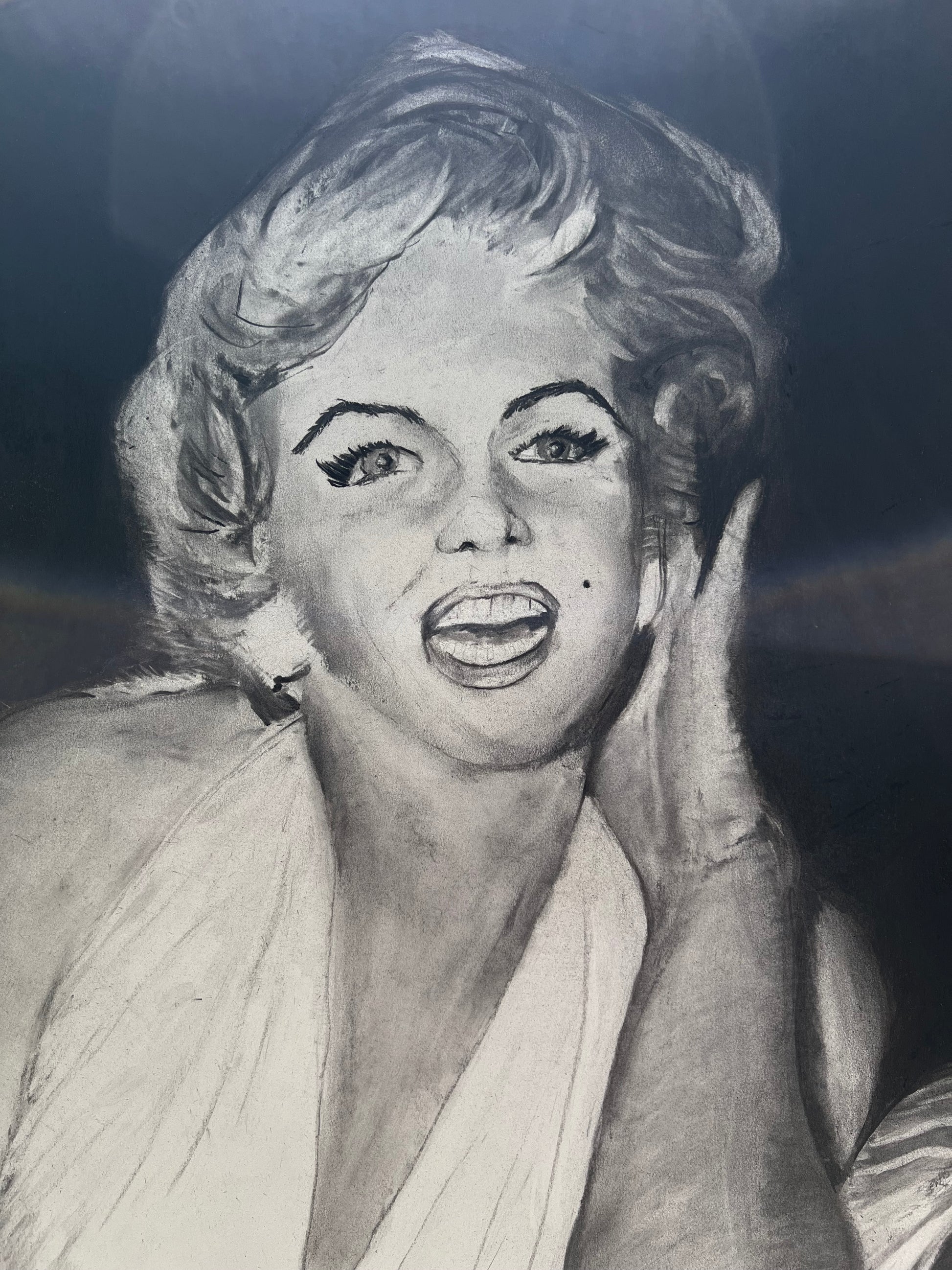  "Retrato Marilyn Monroe - Vista lateral destacando expresividad del carboncillo"