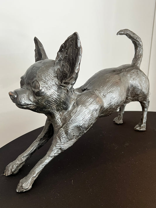"Chihuahua - Escultura en bronce, vista frontal completa de la obra"