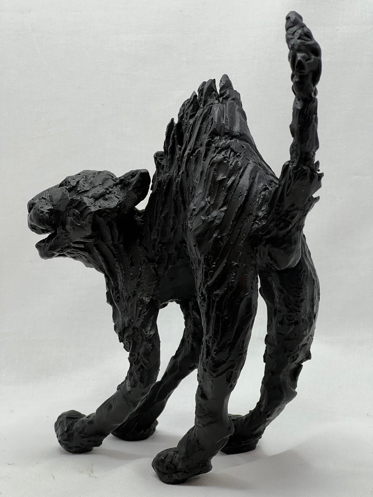 Gato negro escultura bronce - Vista trasera - Arte felino coleccionable - Galería Parise
