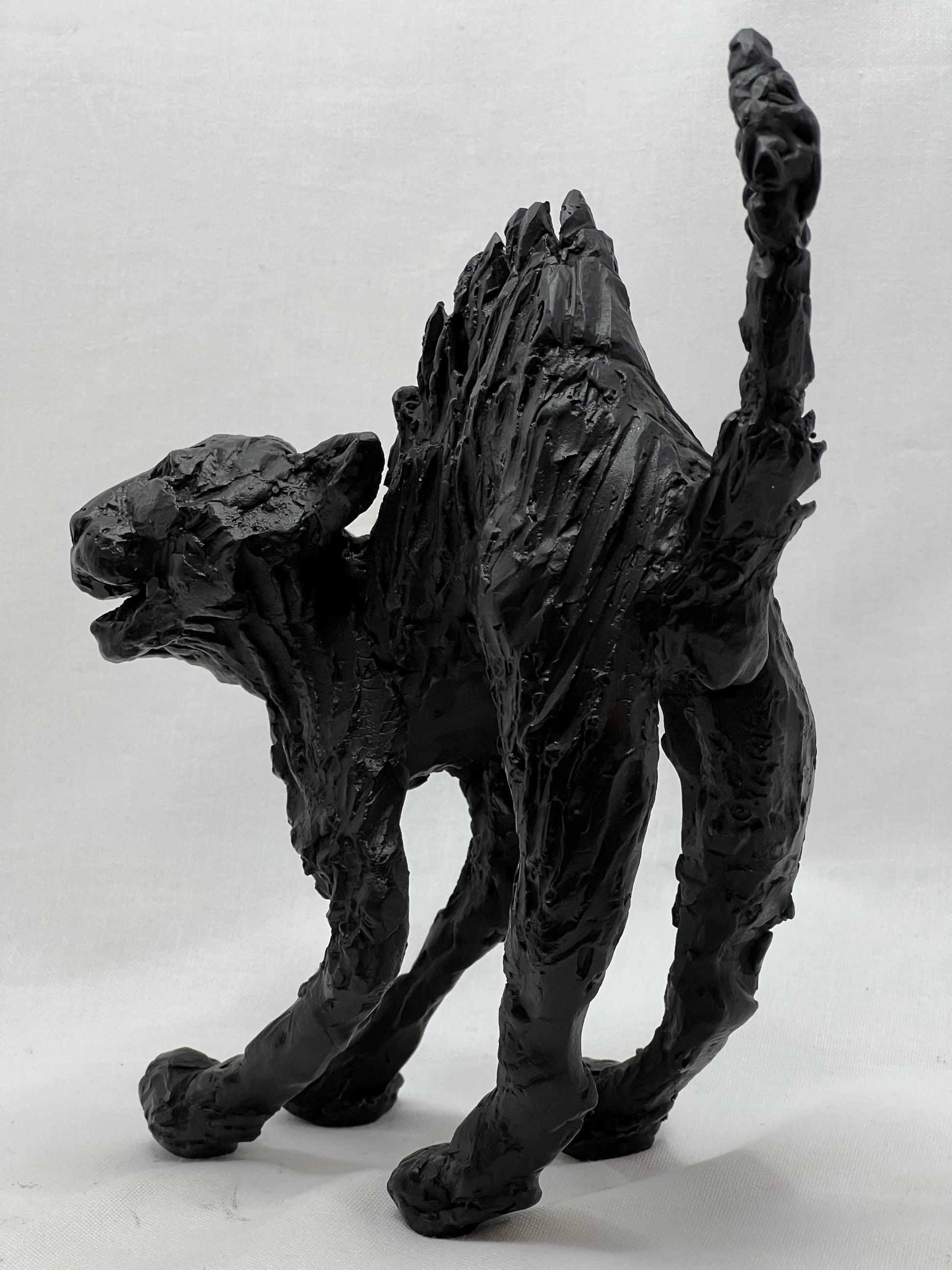 Gato negro escultura bronce - Vista trasera - Arte felino coleccionable - Galería Parise
