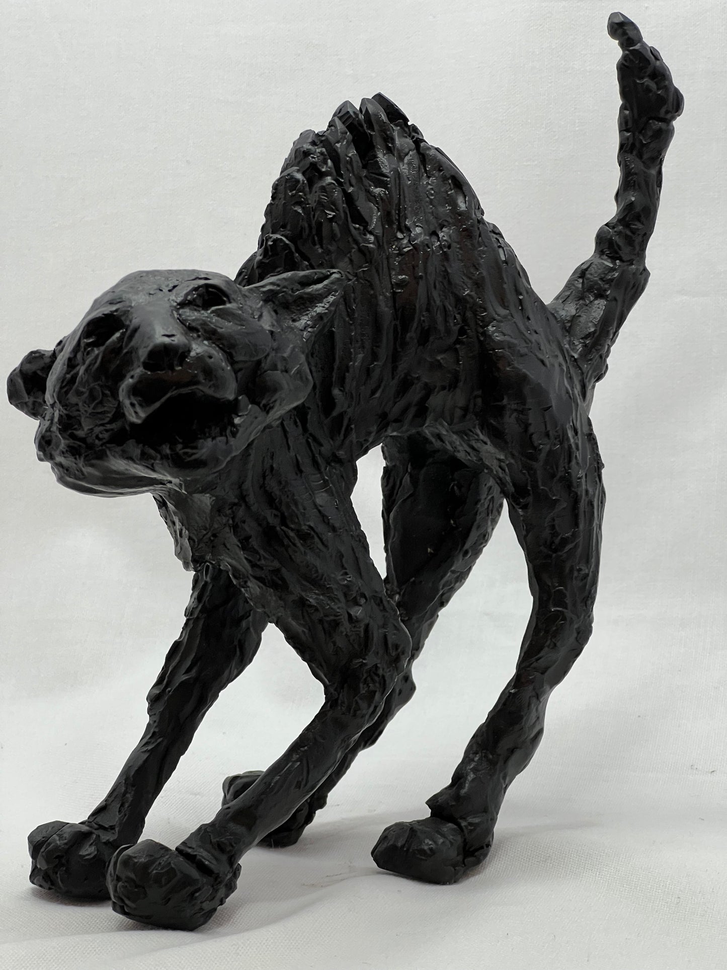 Chat Noir bronce - Detalle pátina oscura - Escultura gato elegante - Osvaldo Parise
