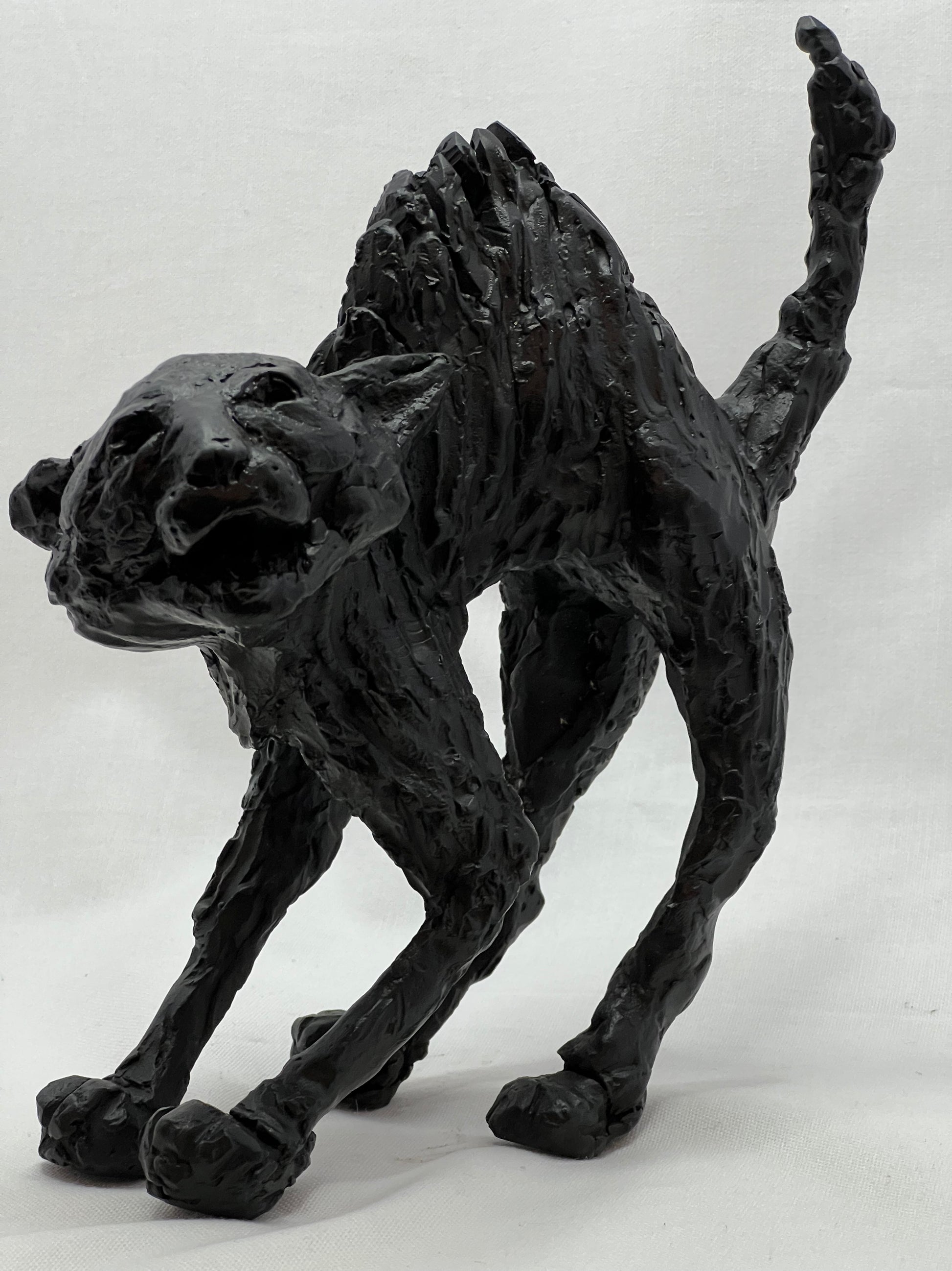 Chat Noir bronce - Detalle pátina oscura - Escultura gato elegante - Osvaldo Parise
