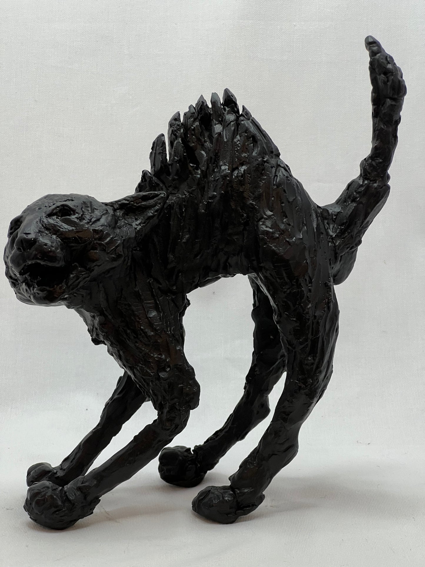 Escultura bronce gato negro - Detalle textura pátina - Arte felino - Galería Osvaldo Parise
