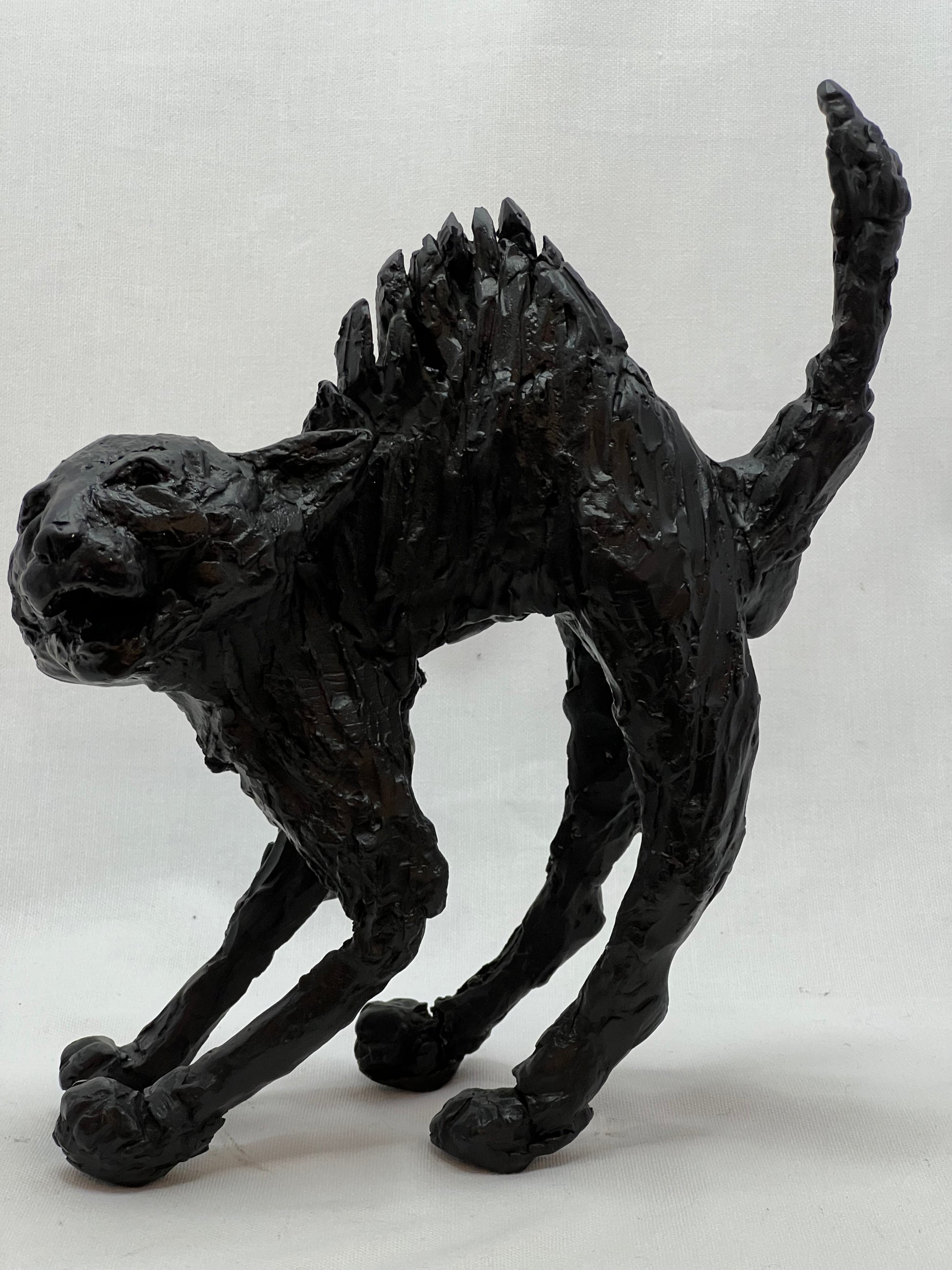 Escultura bronce gato negro - Detalle textura pátina - Arte felino - Galería Osvaldo Parise
